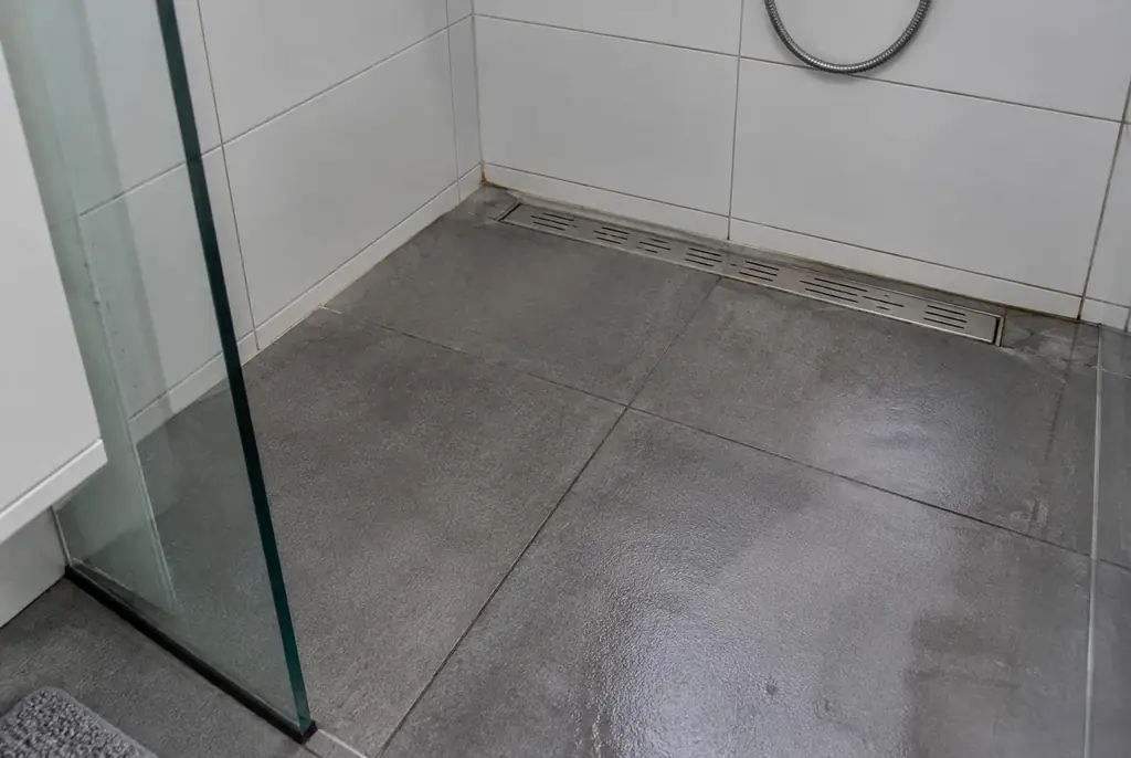 Lekdetectie Epe – lekkende inloopdouche met natte voegen