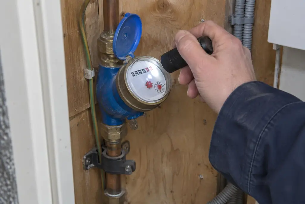 Lekdetectie Epe – watermeter in de meterkast controleren met een zaklamp